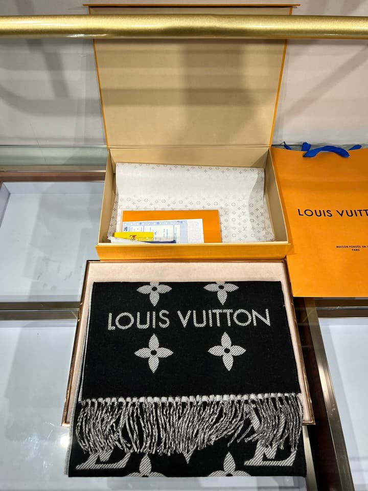 Louis Vuitton Monogram Wool Shawl – 2022 Collection in Beige