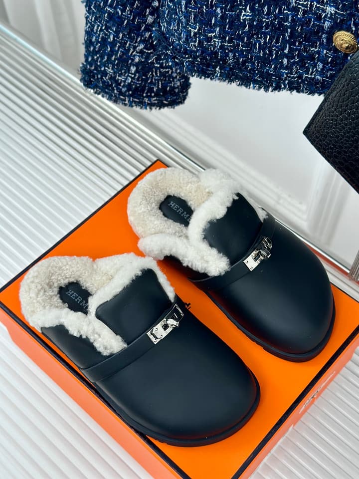Hermès Kelly Buckle Furry Slippers – Autumn/Winter Collection in Black Suede With White Fur