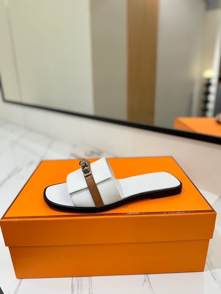 Hermès Classic Timeless Leather Sandals in Black