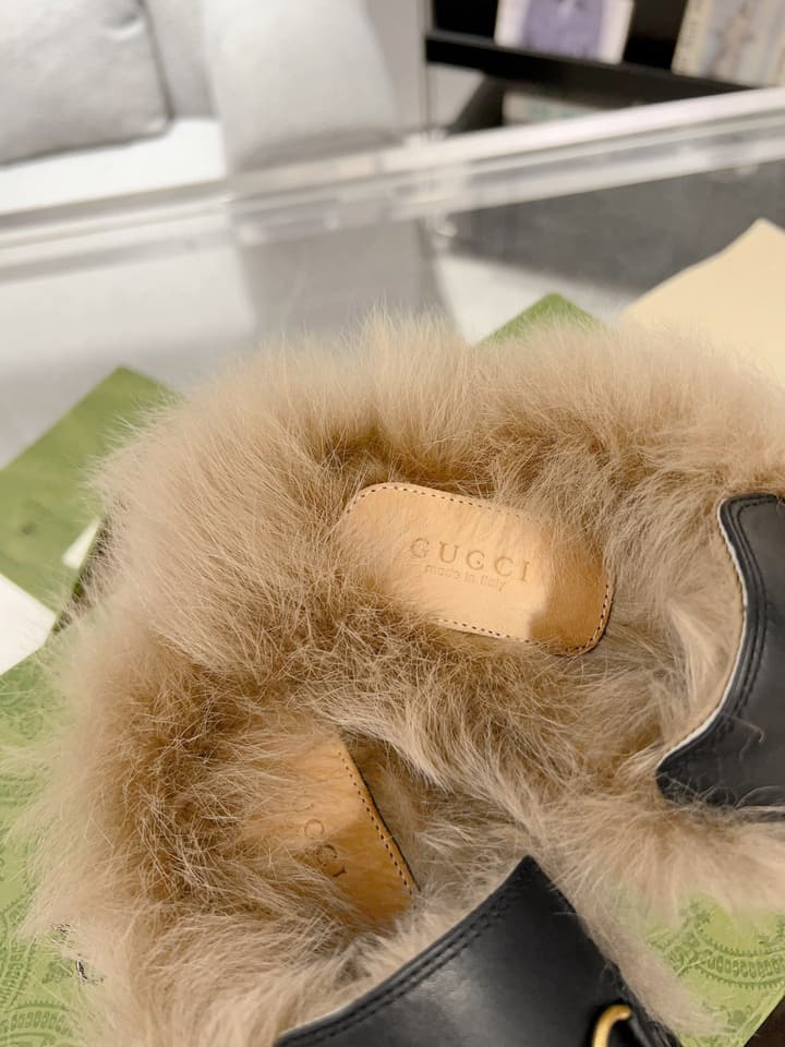 Gucci Toscana Wool Loafers – Autumn/Winter Must-Have in Black Leather With Tan Fur