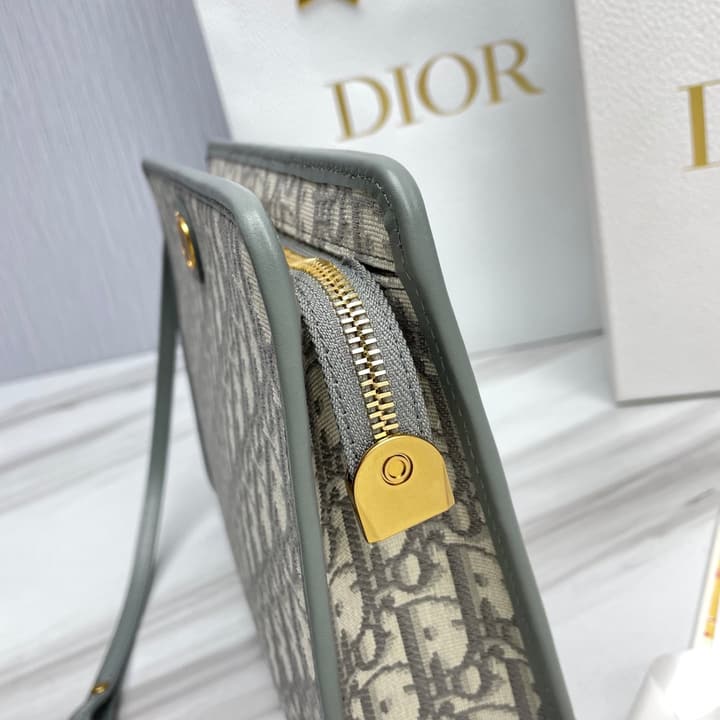 Dior 30 Montaigne Oblique Jacquard Clutch Bag in Beige Oblique