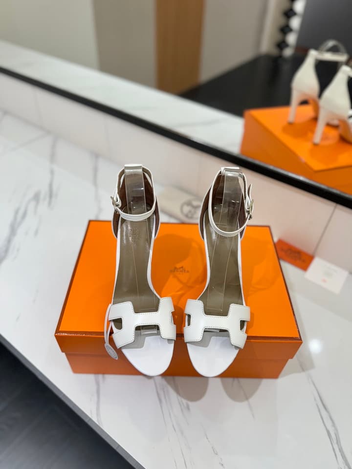 Hermès Classic Smooth Cowhide Pumps – 9cm in Caramel Brown