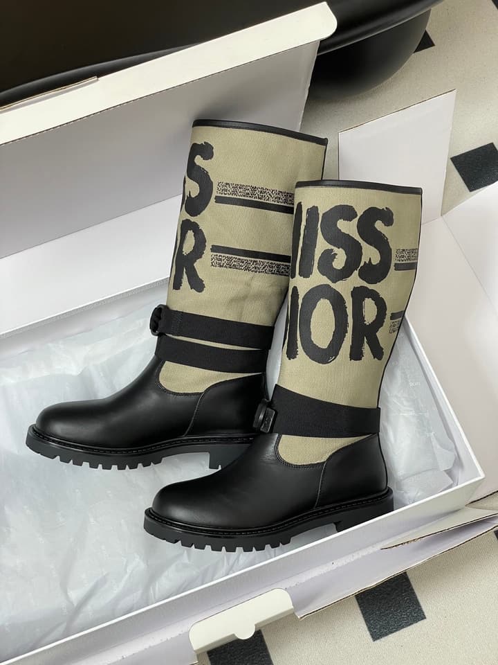 Dior D-Major Graffiti Mid-Tube Combat Boots – Autumn/Winter Collection in Black With White Graffiti