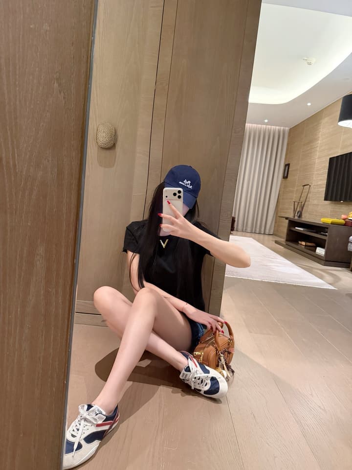 Valentino Hand-Stitched V-Logo Crewneck T-Shirt in Black