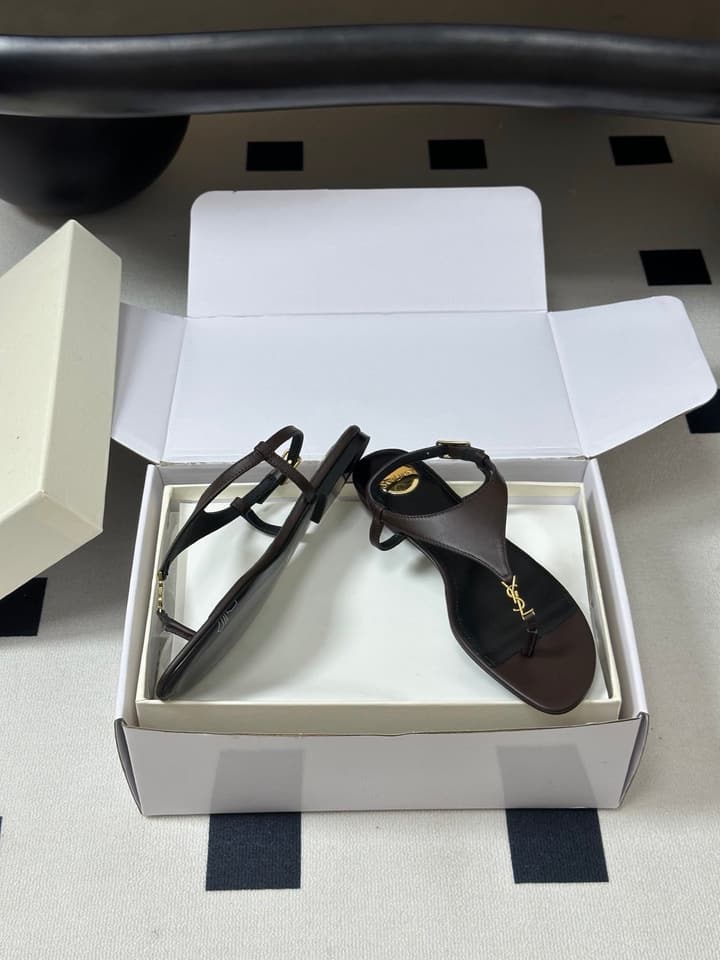 Saint Laurent Classic YSL Logo Flat Sandals – Spring/Summer Collection – 26S in Black