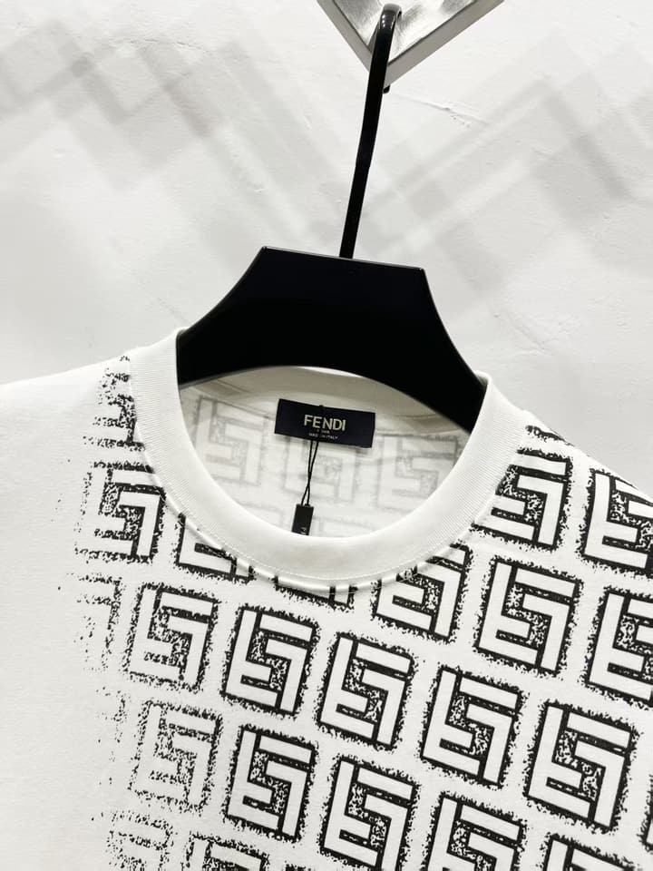 Fendi Gradient Logo Round Neck T-Shirt – 2025SS Collection in Black