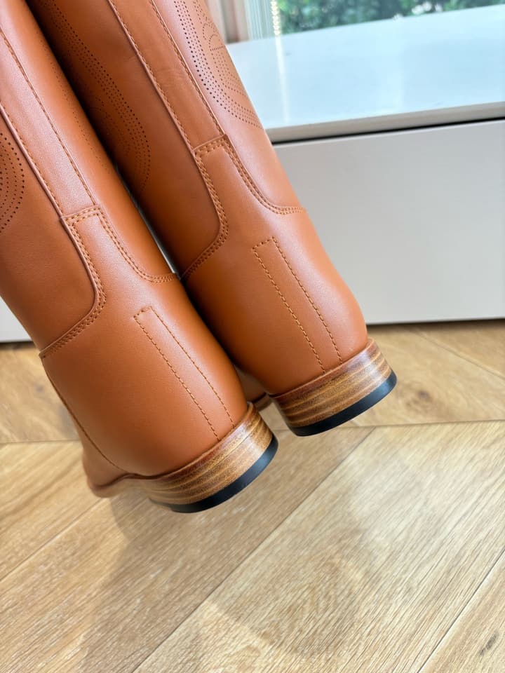 Hermès Classic Knee-High Boots – 2025 Autumn/Winter Collection in Two-tone Tan And Cream