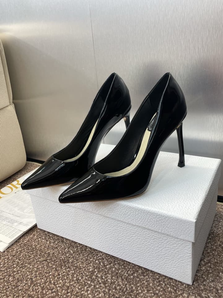 Dior CD Logo Pointed Toe Pumps – 2025 Spring/Summer Haute Couture Collection in Shiny Black Flat
