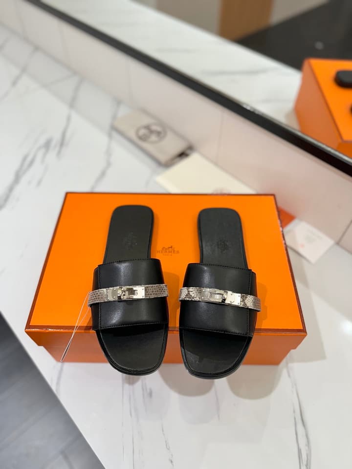 Hermès Classic Timeless Leather Sandals in Black