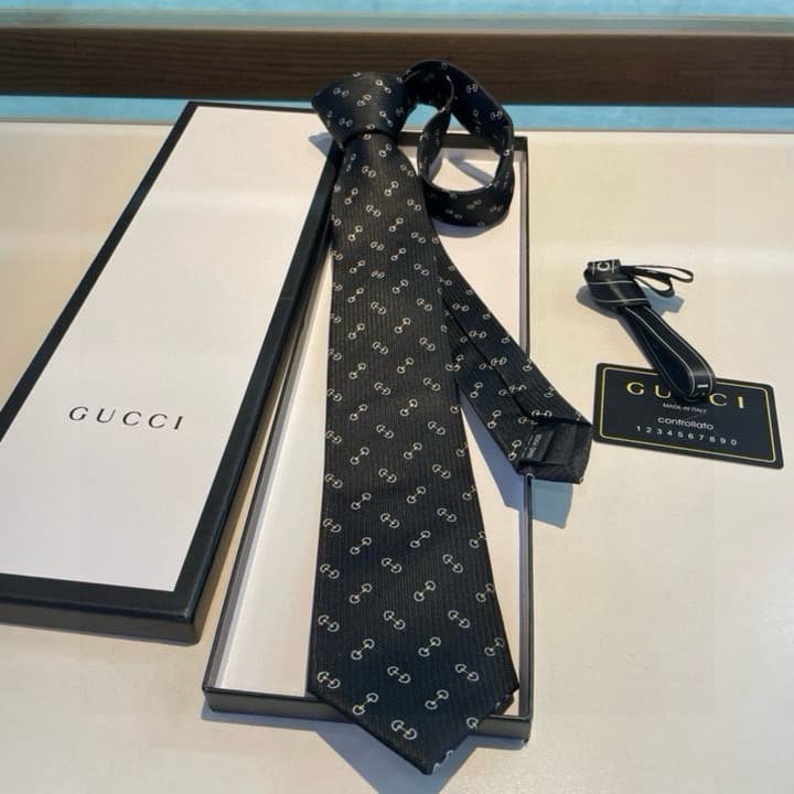 Gucci Men's Jacquard Silk Tie in Black Gg Pattern