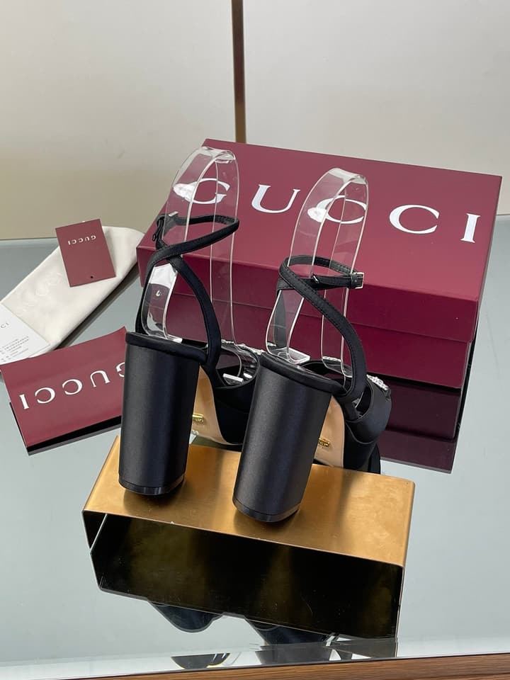 Gucci Platform Rhinestone Horsebit Sandals – Spring/Summer Collection – 2025 in Black Patent