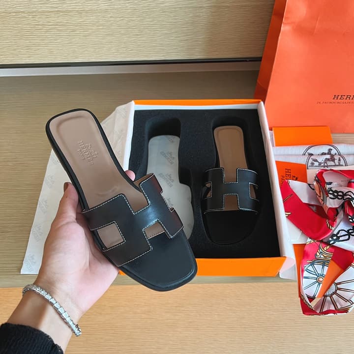 Hermès Handmade Leather Sandals – 2023 Spring Collection in Navy Blue Leather