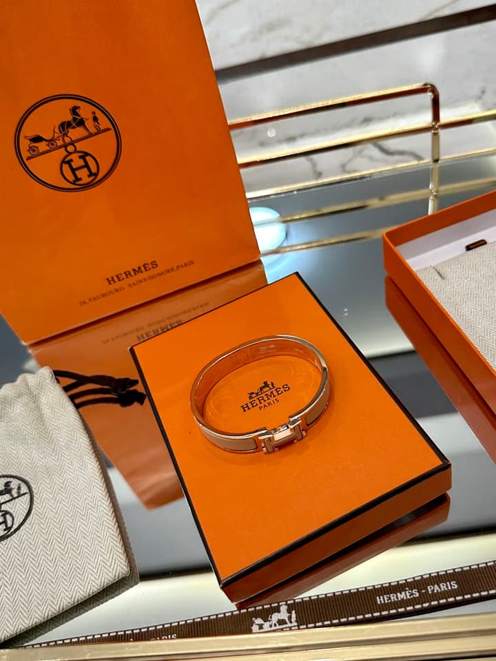 Hermès H-Letter Oval Enamel Bracelet in Gold H Logo Creamy Beige Band