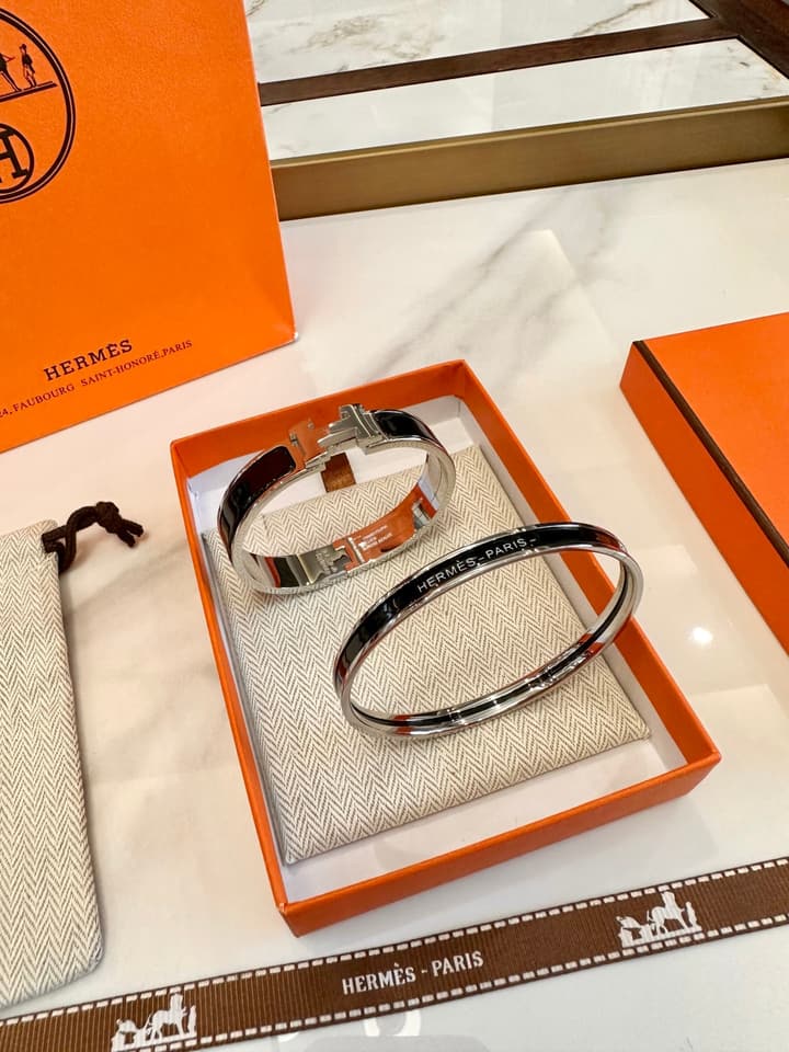 Hermès H-Letter Oval Enamel Bracelet