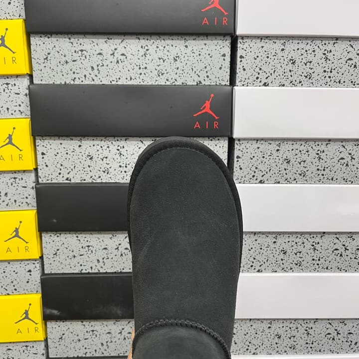 UGG Thick-Soled Low-Cut Fur-Lined Snow Boots in All Black Mini