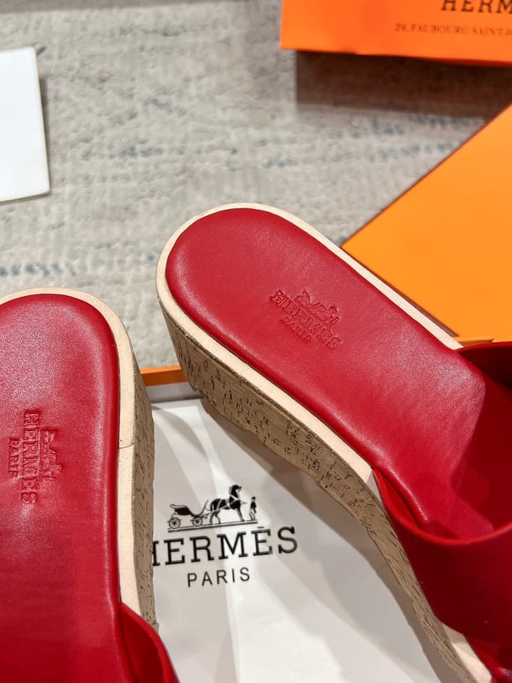 Hermès Wedge Sandals – 2024 Spring/Summer Collection in Bright Red Suede