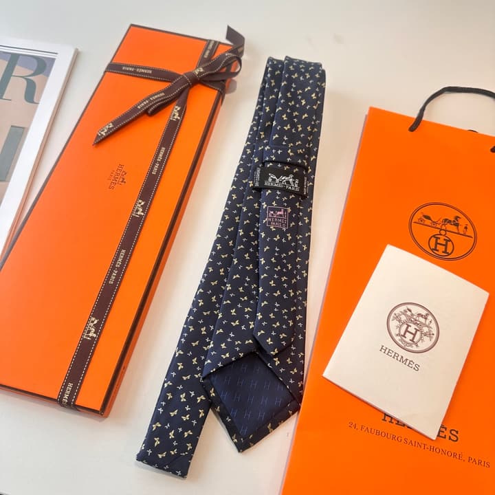 Hermès Animal Series Men's Silk Tie in Blue With Pink Pattern