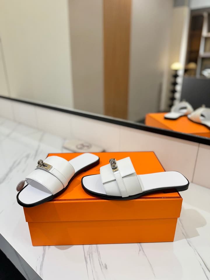Hermès Classic Timeless Leather Sandals in Black
