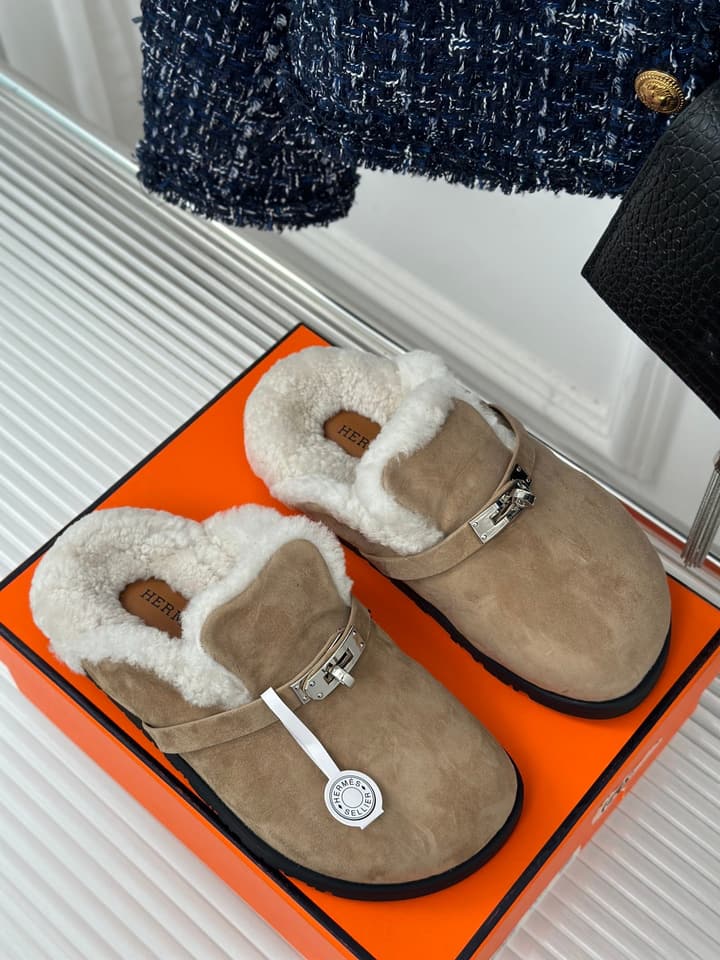 Hermès Kelly Buckle Furry Slippers – Autumn/Winter Collection in Black Suede With White Fur