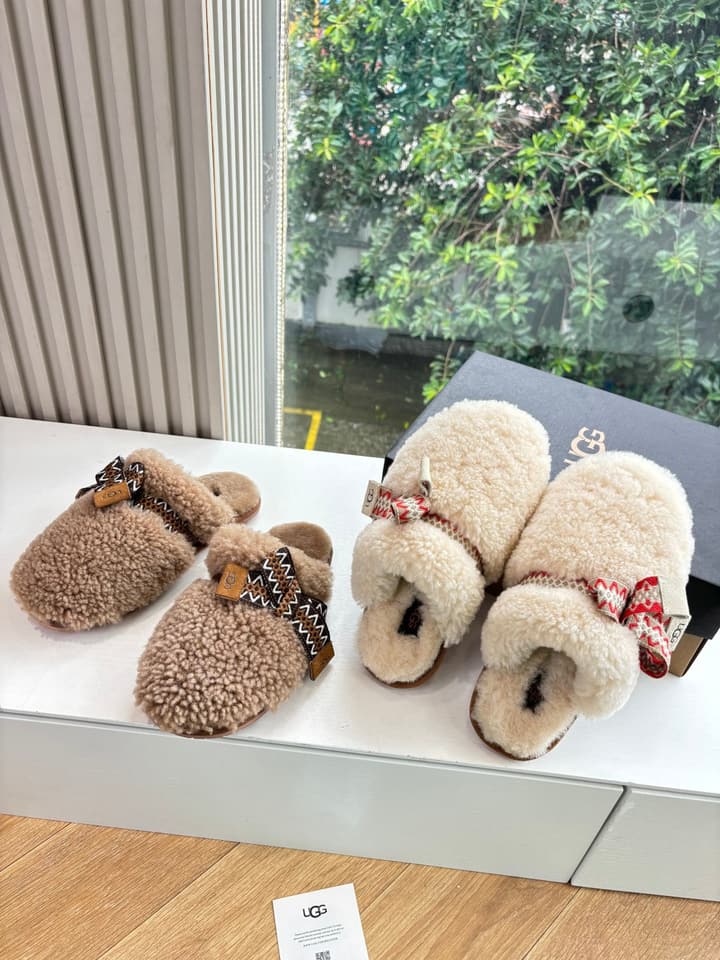 UGG Autumn/Winter Wool Slippers in Creamy White