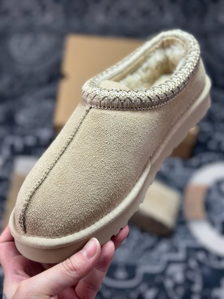 UGG Tazz Platform Snow Boots in Light Beige Suede