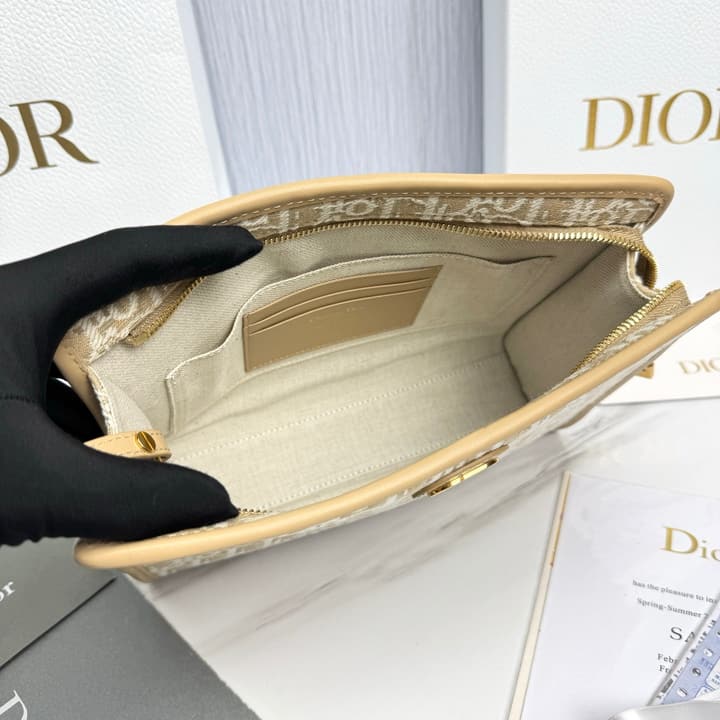 Dior 30 Montaigne Oblique Jacquard Clutch Bag in Beige Oblique