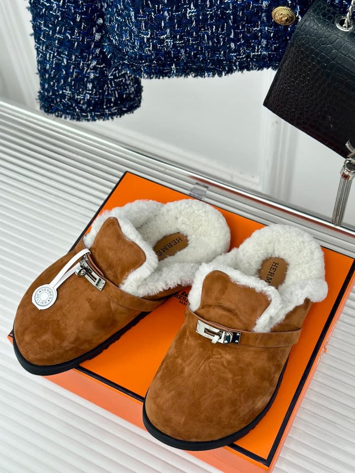 Hermès Kelly Buckle Furry Slippers – Autumn/Winter Collection in Black Suede With White Fur