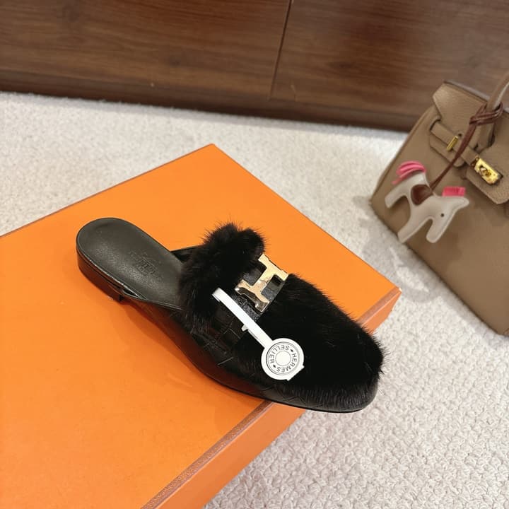 Hermès Mink Suede Loafers & Mules – Autumn/Winter Collection in Black Fur With Gold H