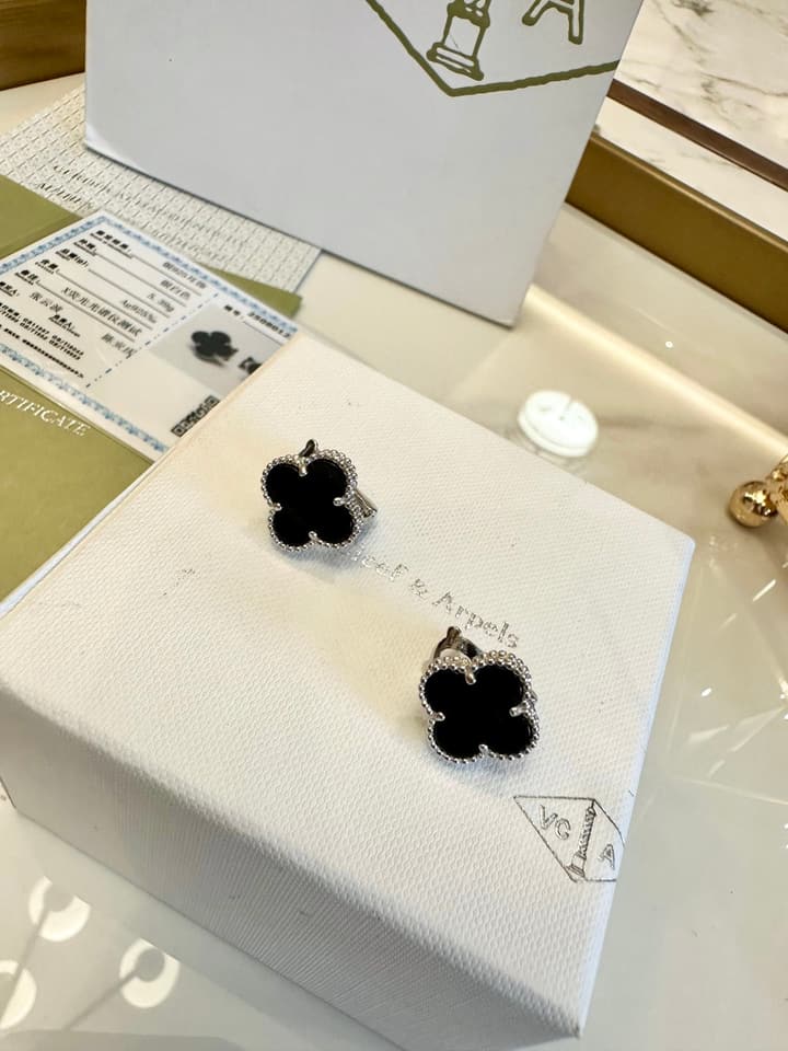 Van Cleef & Arpels Clover Earrings in Gold