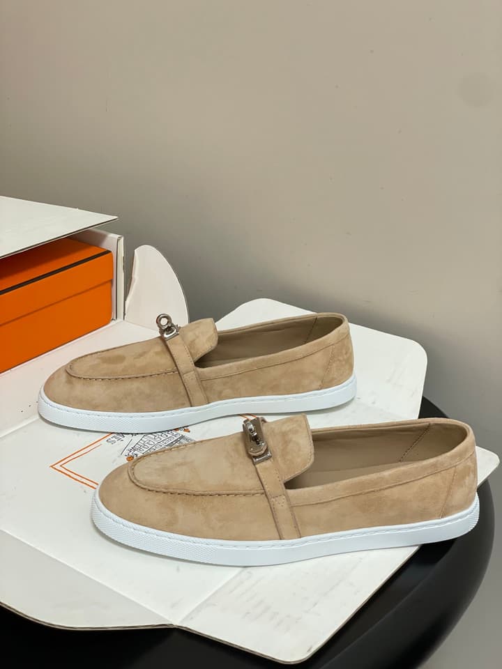 Hermès Mind Suede Kelly Buckle Loafers – 26S Spring/Summer Collection in Beige Suede