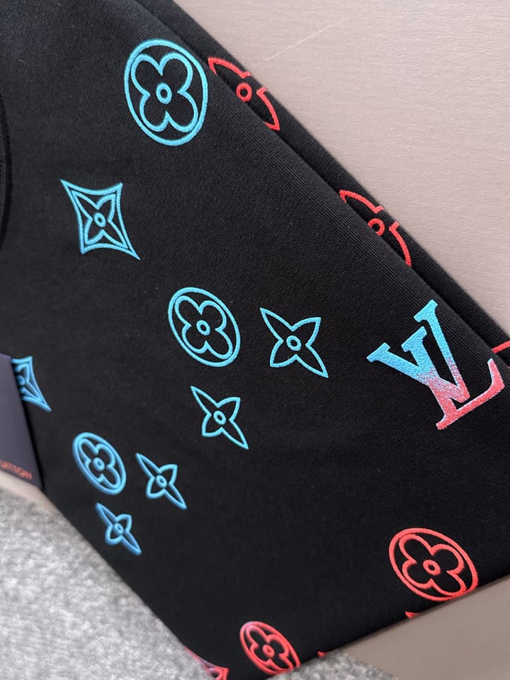 Louis Vuitton Gradient Flocked Clover Logo T-Shirt – 2025SS in Black