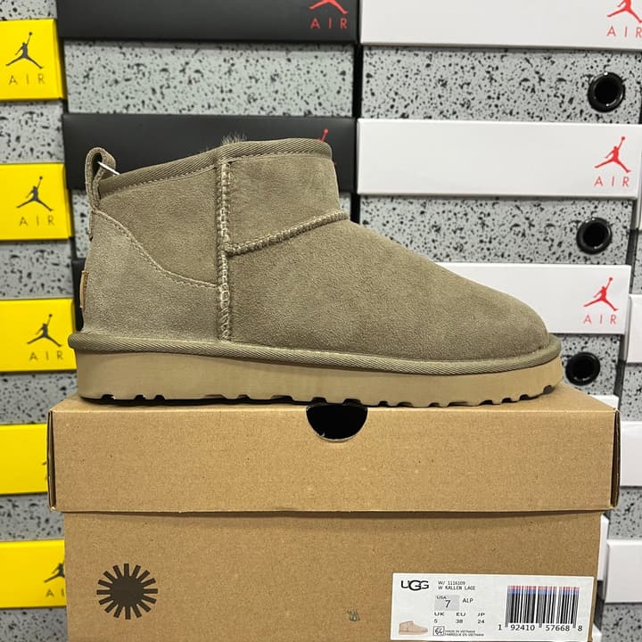 UGG Thick-Soled Low-Cut Fur-Lined Snow Boots in All Black Mini