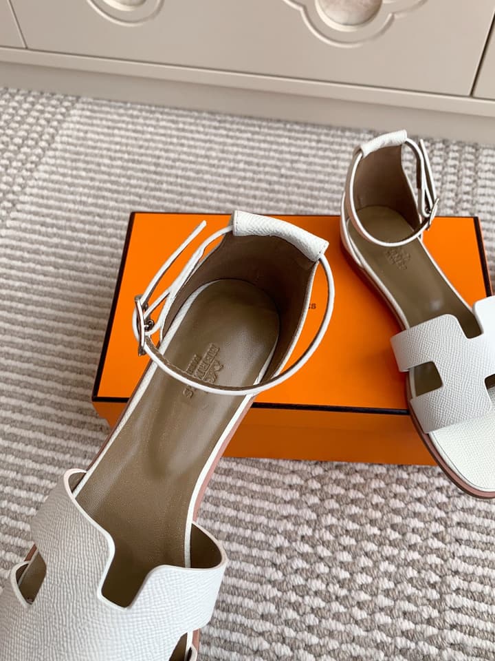 Hermès Santorini Classic H Flat Sandals in Taupe