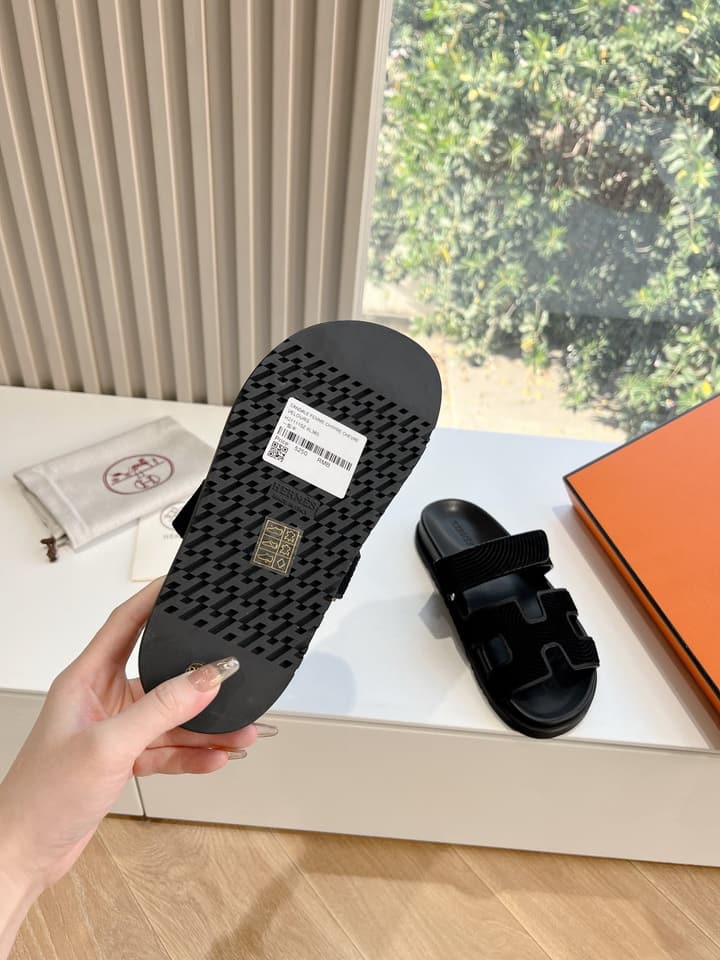 Hermès Pig Nose Thong Sandals – 2024 Spring/Summer Collection in Black