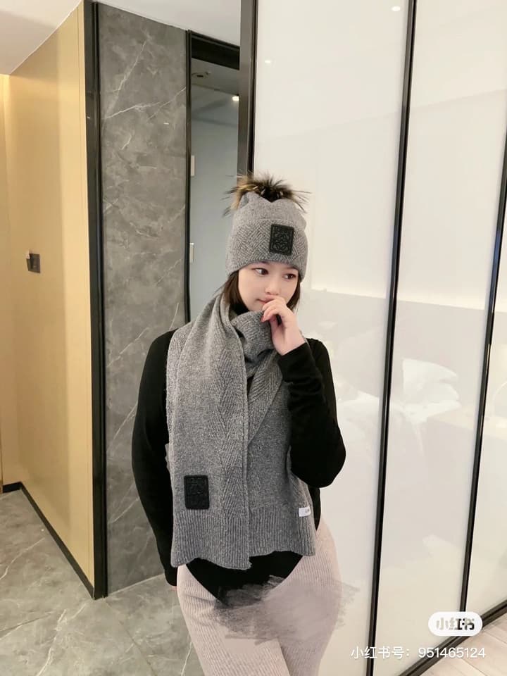 Loewe Classic Hat and Scarf Set in Cream Plain