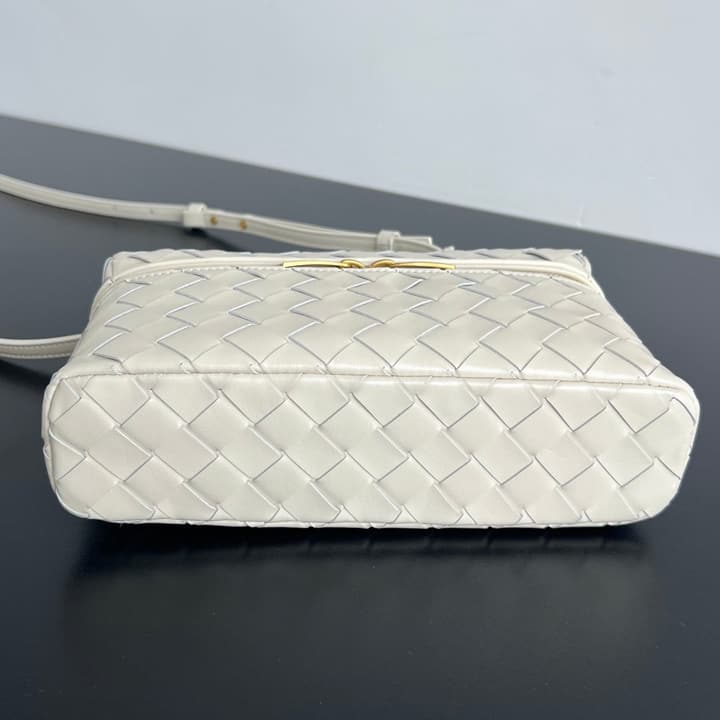 Bottega Veneta Intrecciato Vanity Case in Cream