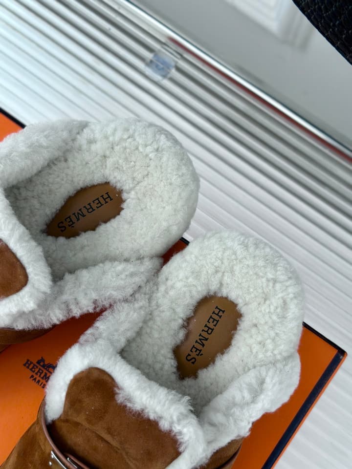 Hermès Kelly Buckle Furry Slippers – Autumn/Winter Collection in Black Suede With White Fur