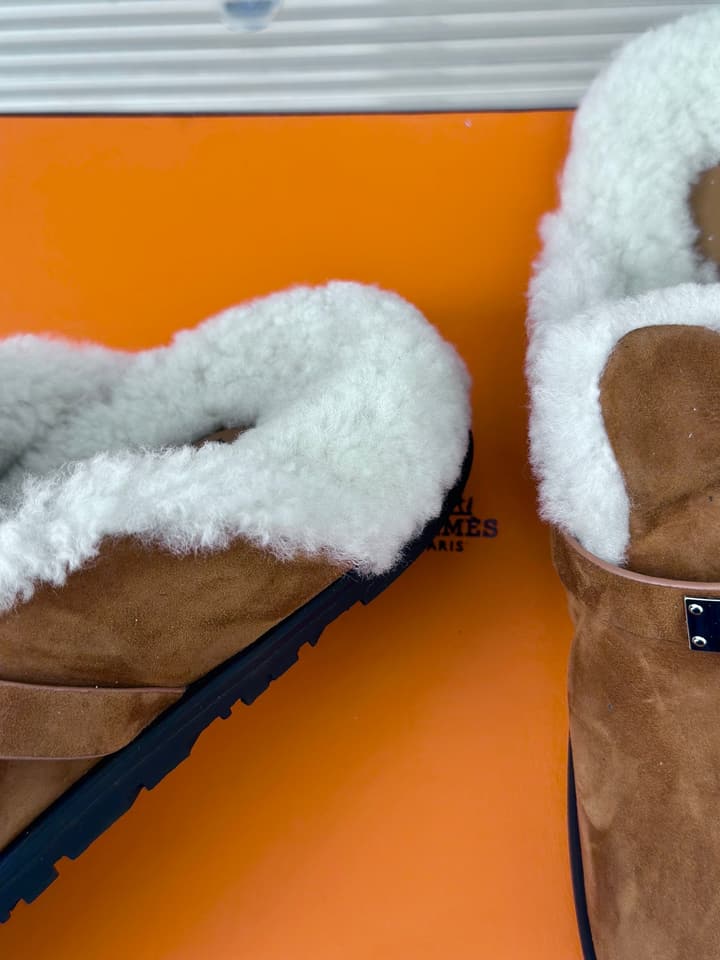 Hermès Kelly Buckle Furry Slippers – Autumn/Winter Collection in Black Suede With White Fur