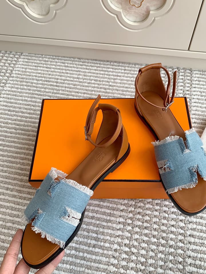 Hermès Santorini Classic H Flat Sandals in Taupe