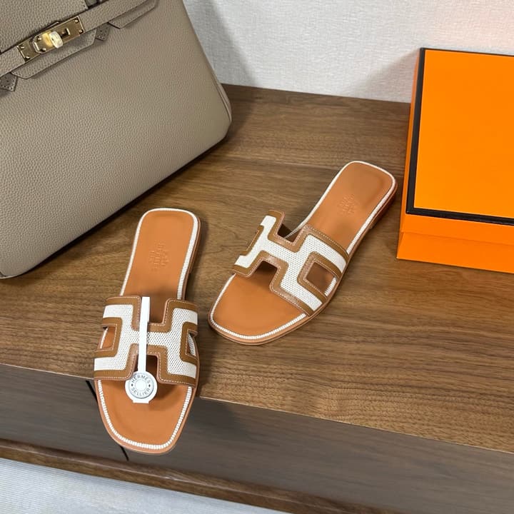 Hermès Oasis H Flat Sandals in Taupe Strap