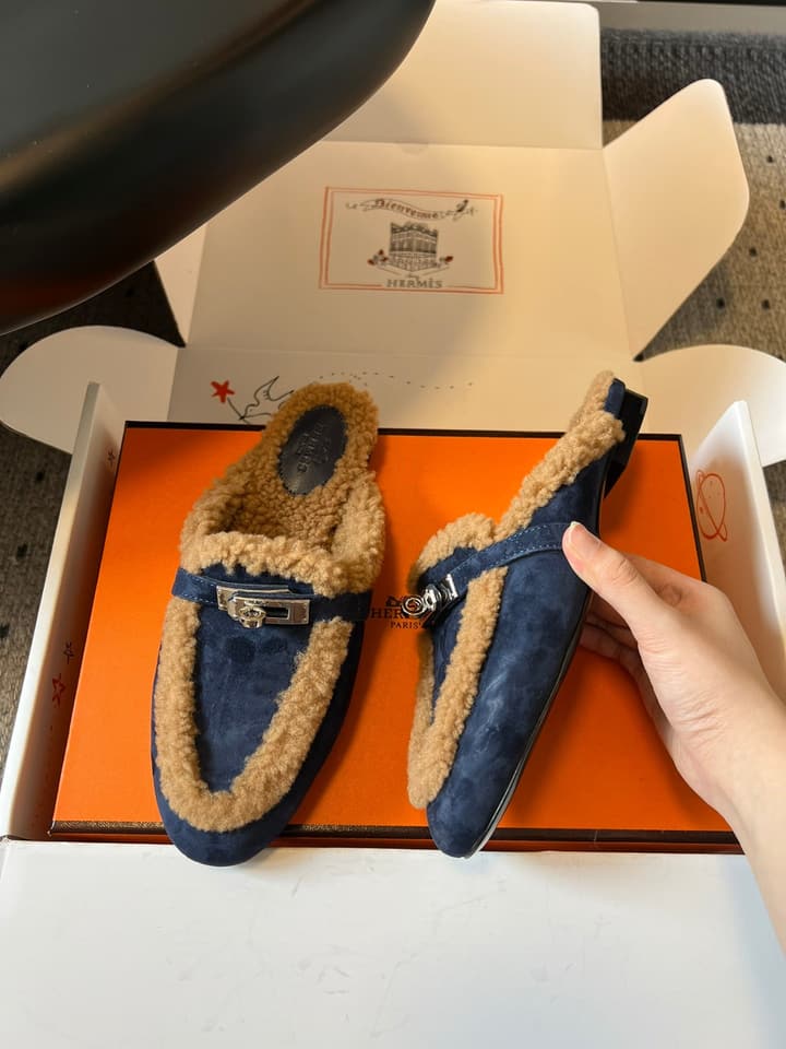 Hermès Leather Mules – 25FW in Black With White Fur