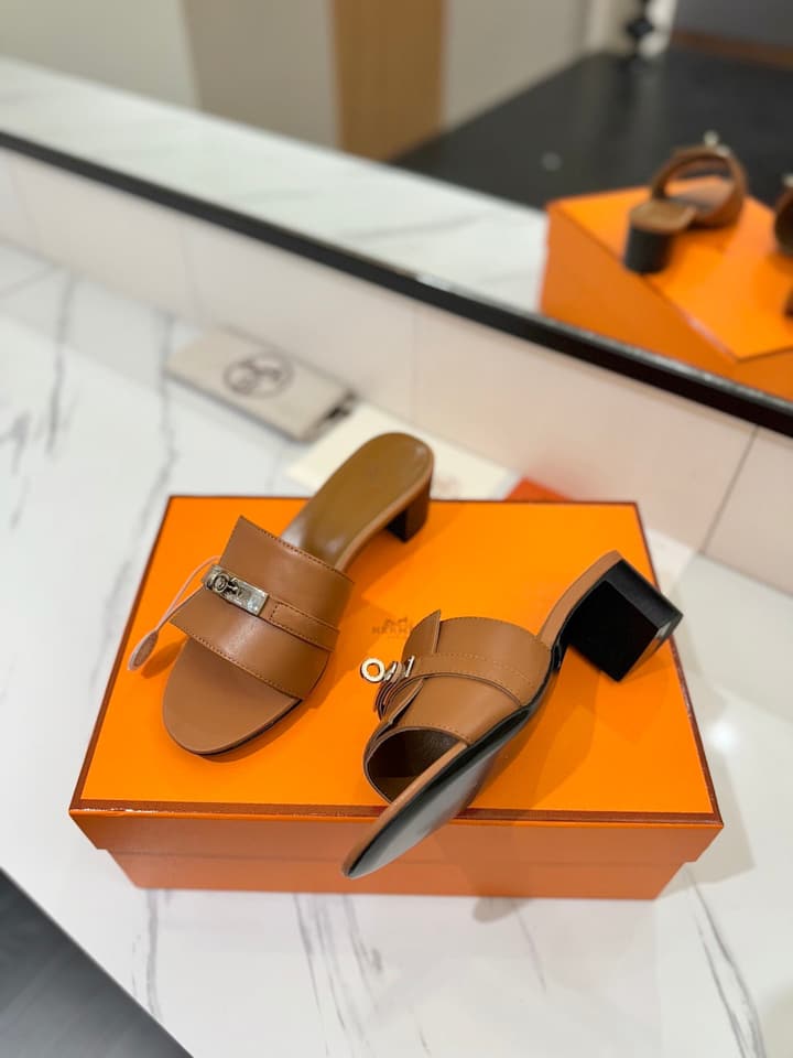 Hermès Classic Smooth Cowhide Heeled Sandals in Beige