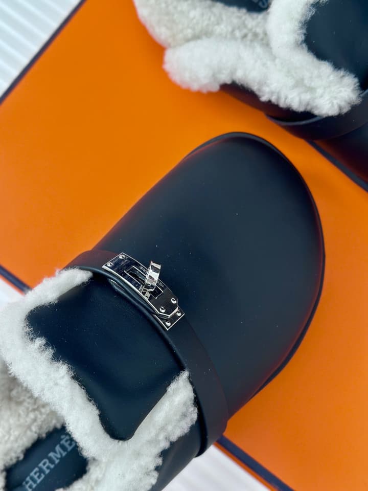 Hermès Kelly Buckle Furry Slippers – Autumn/Winter Collection in Black Suede With White Fur