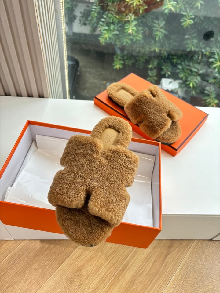 Hermès H-Shaped Fur Slippers – 2025 Collection in Assorted Fur Slippers Group