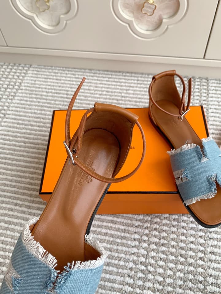 Hermès Santorini Classic H Flat Sandals in Taupe