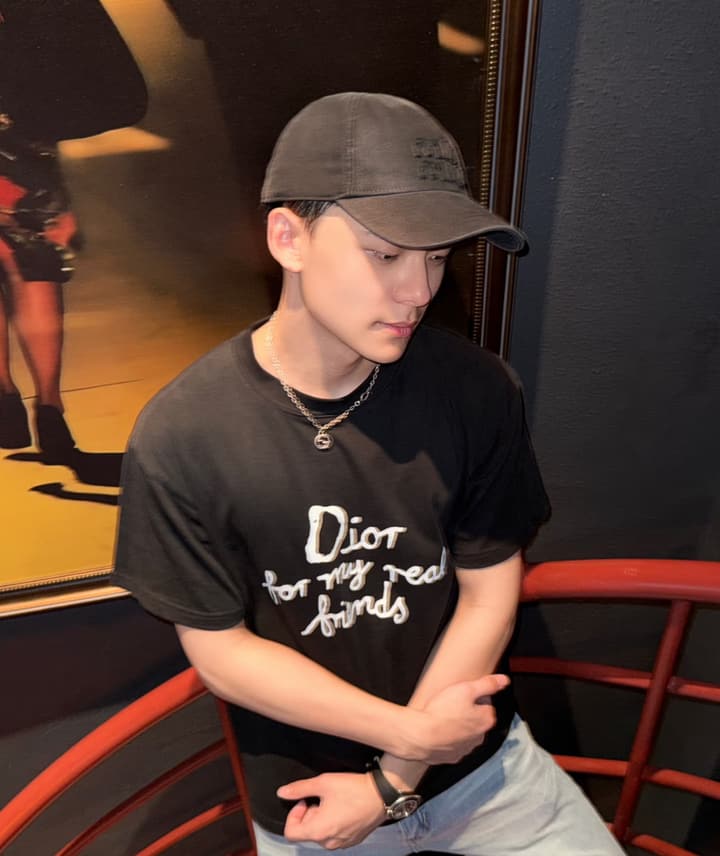 Dior Cursive Embroidered Letter Print T-Shirt – 26SS in Black