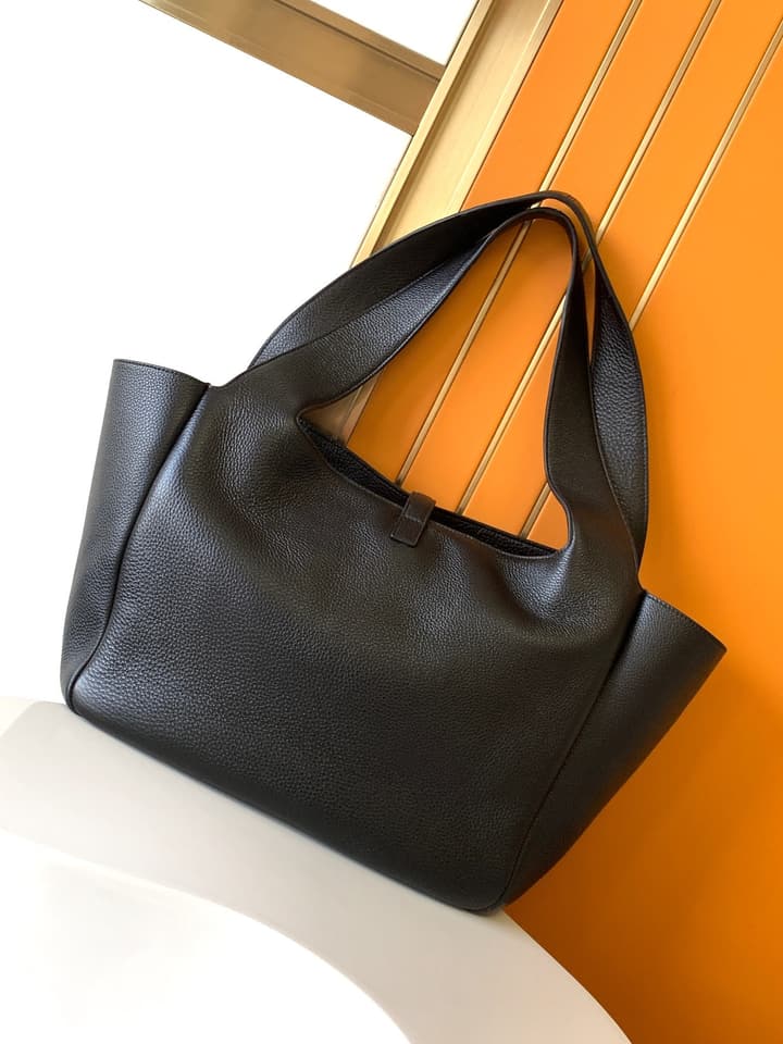 Saint Laurent BEA Horizontal Tote Bag in Black