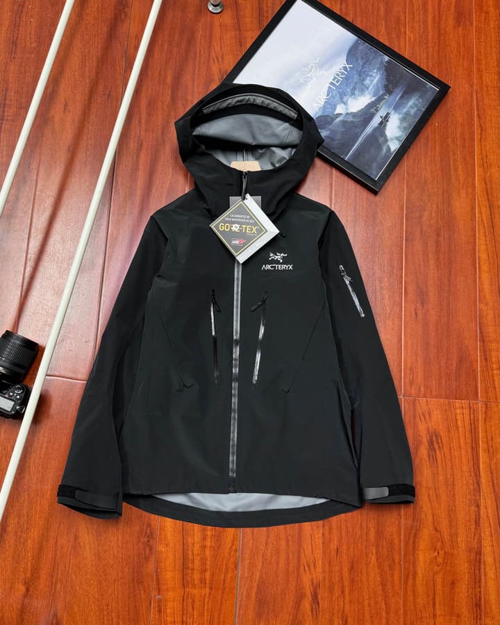 Arc'teryx Alpha SV 7th Generation Hard Shell Jacket in Black And Teal