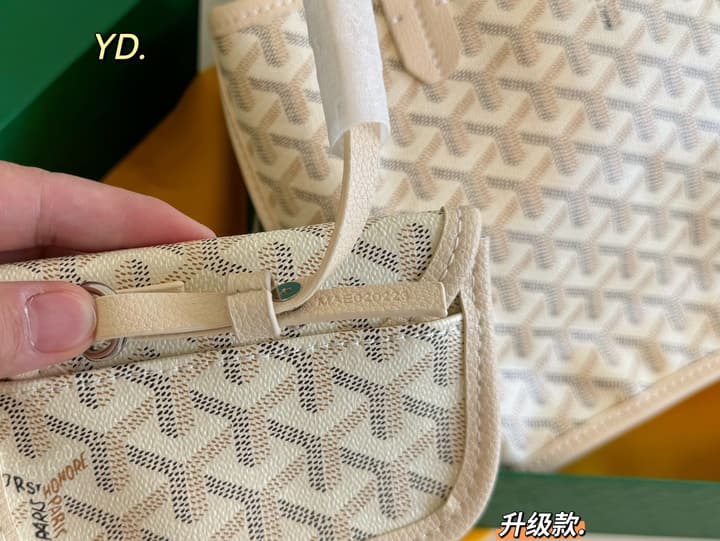 Goyard Reversible Tote Bag with Pouch in Black