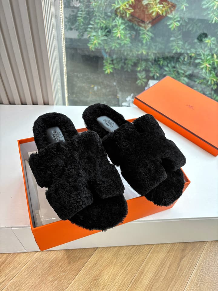 Hermès H-Shaped Fur Slippers – 2025 Collection in Assorted Fur Slippers Group